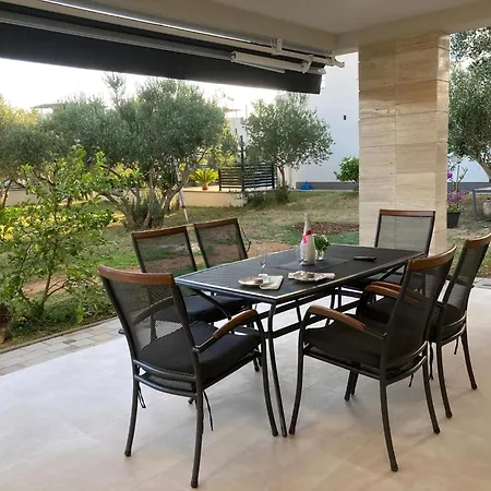 Charmantes Mit Grill Und Garten * Turanj